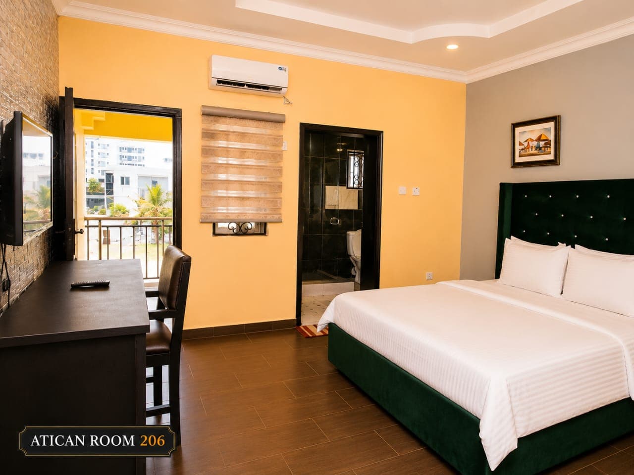 Room a9011e43-43f0-4727-9e9a-6e5eda356f91 main image
